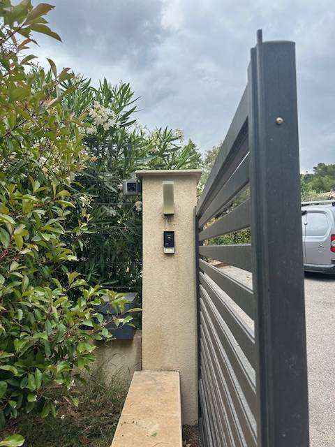 Pose d'un visiophone wifi Golmar par un professionnel à Canton de Fayence 83440